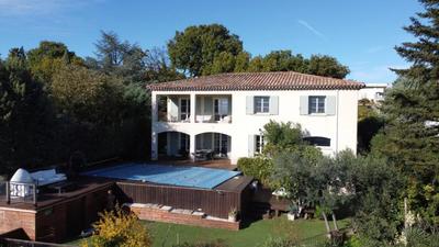 Villa - 220 m² - 8 pièces