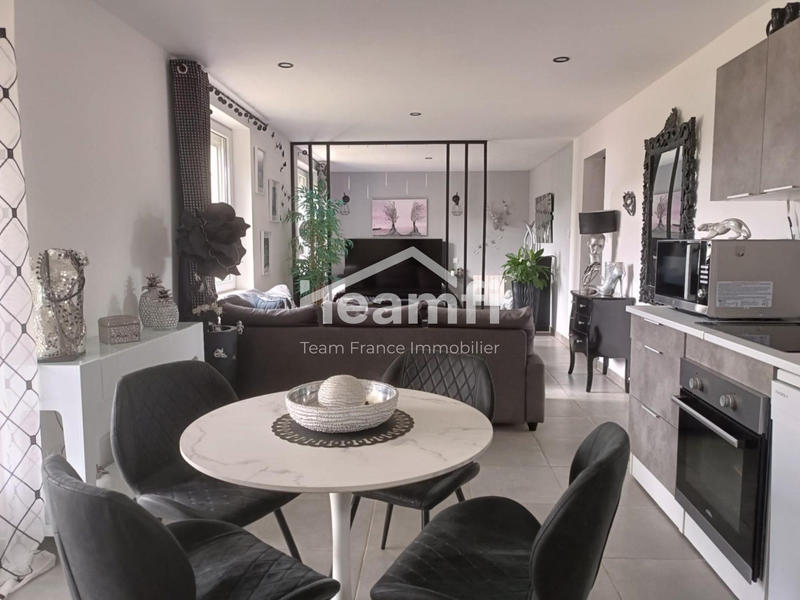 Maison - 240 m² - 8 pièces