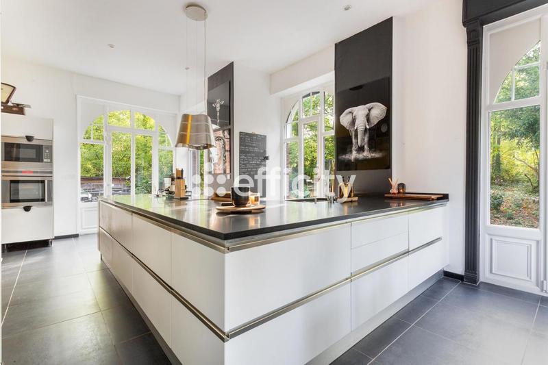 Demeure - 458 m² - 16 pièces