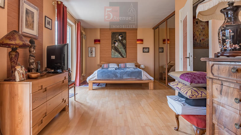 Maison - 220 m² - 7 pièces