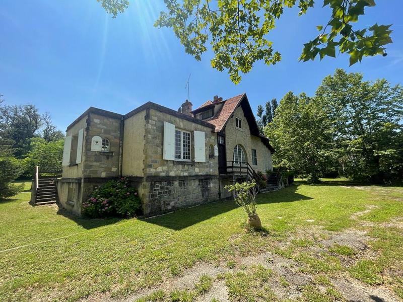 Maison - 260 m² - 8 pièces