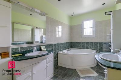 Maison - 250 m² - 8 pièces