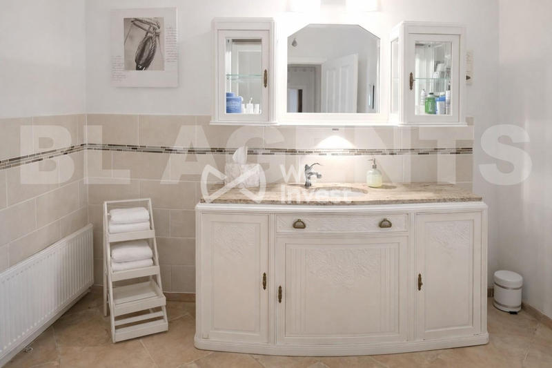 Maison - 233 m² - 7 pièces