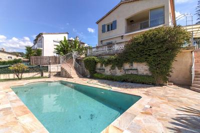 Villa - 181 m² - 6 pièces