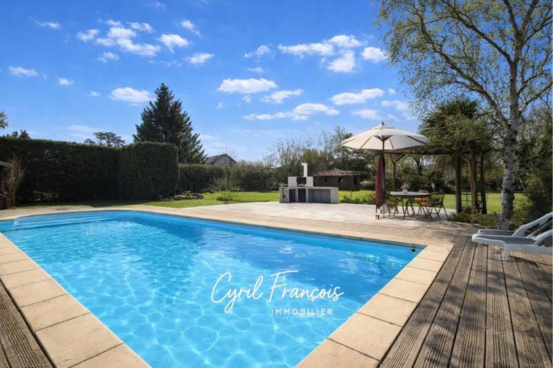 Maison - 210 m² - 8 pièces