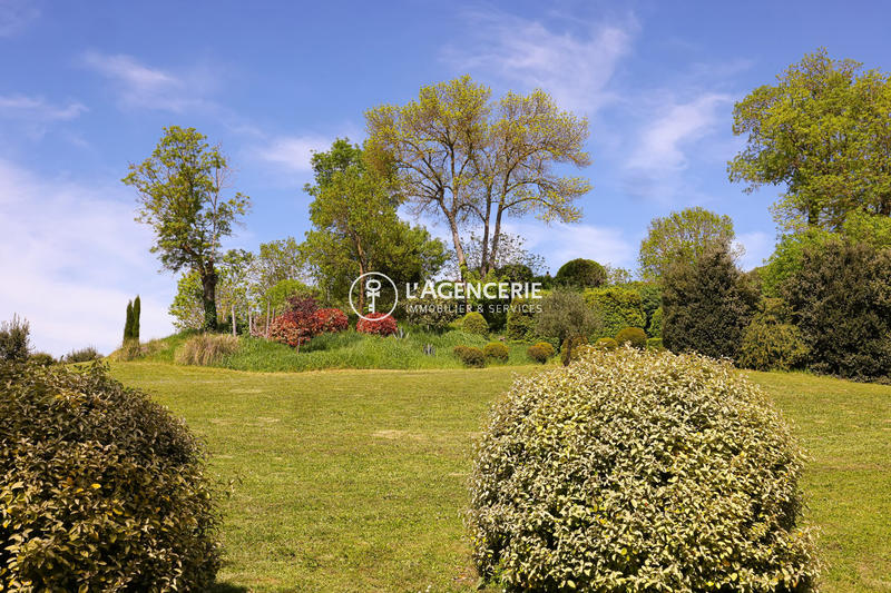 Maison - 360 m² - 12 pièces