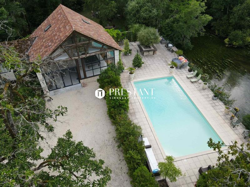 Demeure - 524 m² - 13 pièces