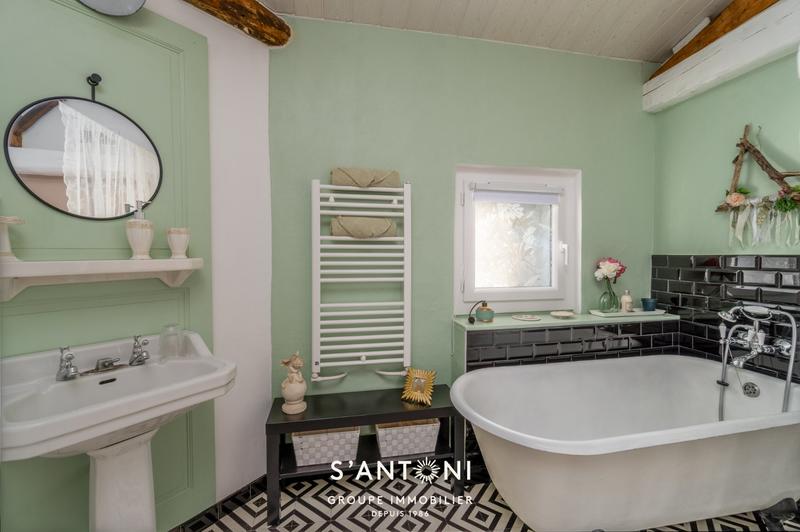 Maison - 201 m² - 7 pièces