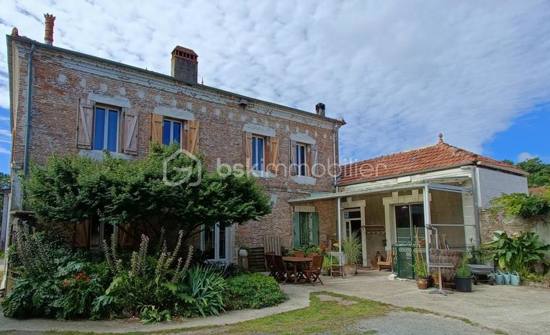 Demeure - 255 m² - 12 pièces