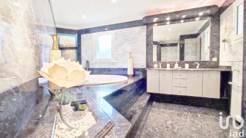 Maison - 297 m² - 5 pièces