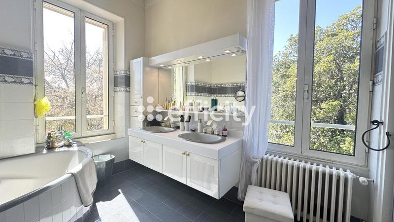 Maison - 236 m² - 6 pièces