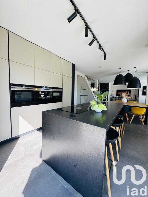 Maison - 240 m² - 8 pièces