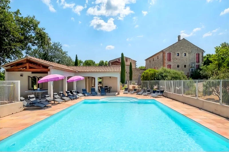 Propriété - 660 m² - 20 pièces