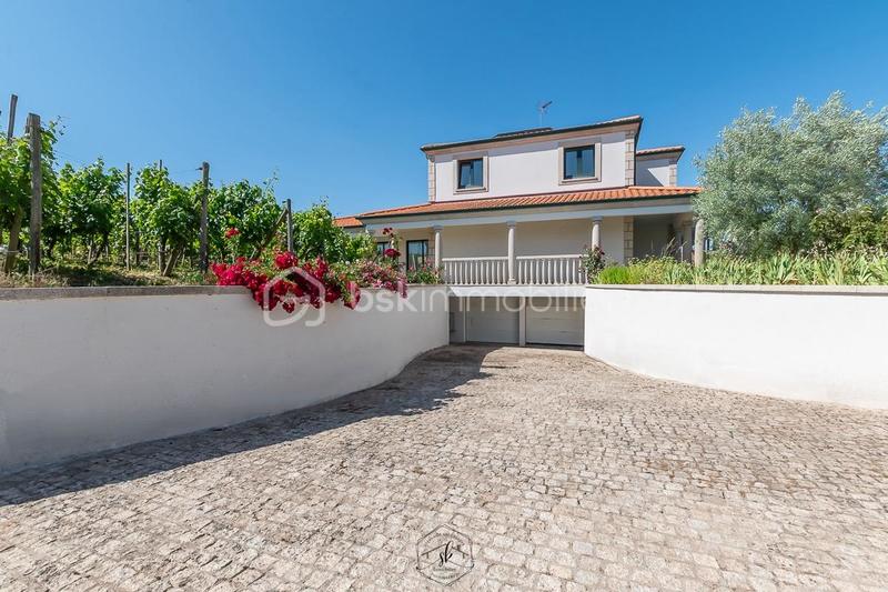 Propriété - 251 m² - 8 pièces