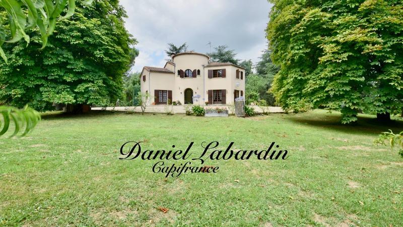 Maison - 235 m² - 8 pièces