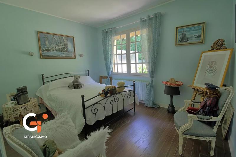 Maison - 235 m² - 8 pièces