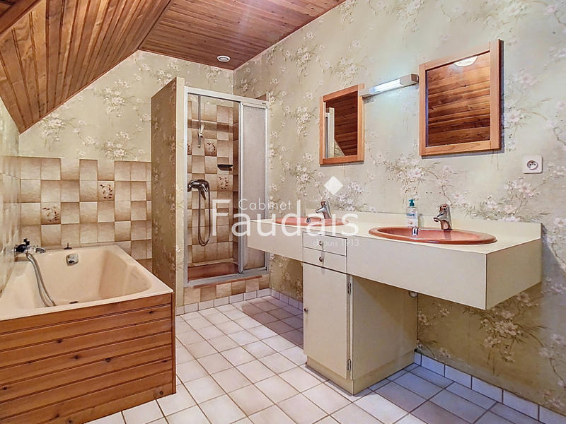 Maison - 217 m² - 7 pièces