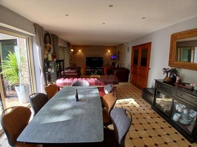 Maison - 260 m² - 9 pièces