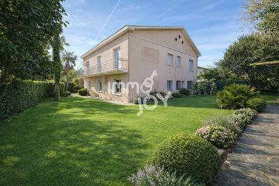 Maison - 248 m² - 8 pièces