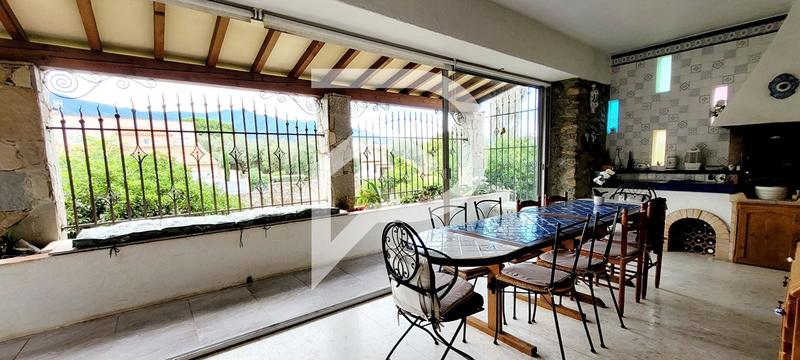 Demeure - 259 m² - 11 pièces