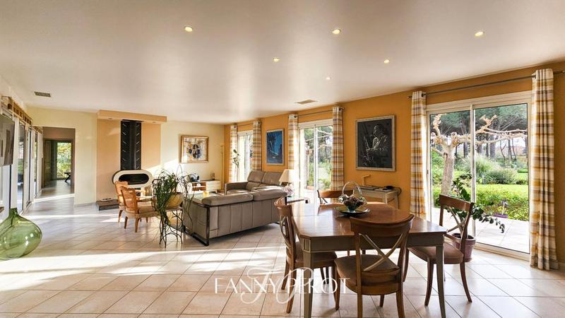 Maison - 220 m² - 6 pièces