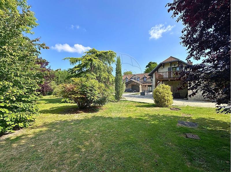 Demeure - 335 m² - 12 pièces