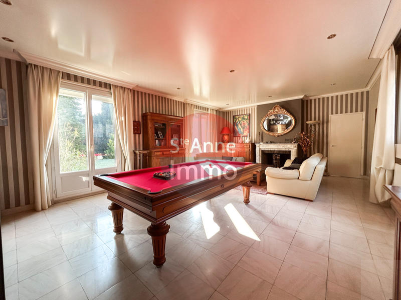 Maison - 280 m² - 9 pièces