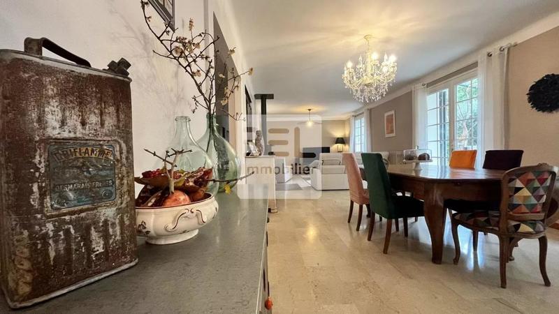 Propriété - 325 m² - 11 pièces