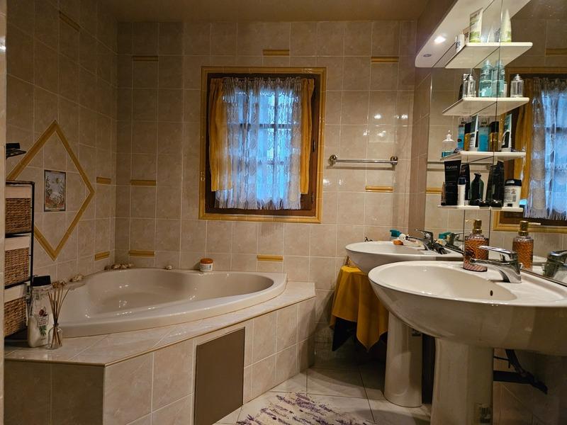 Maison - 287 m² - 10 pièces