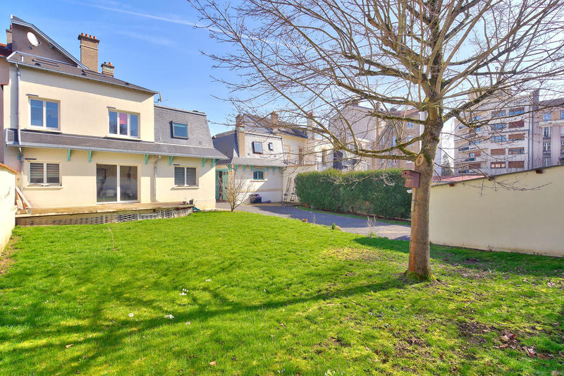 Propriété - 260 m² - 13 pièces