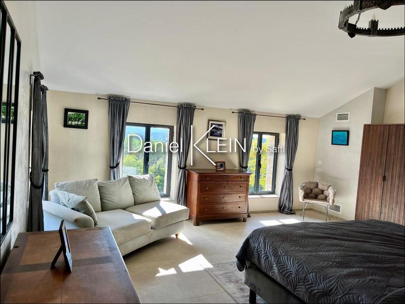 Maison - 345 m² - 8 pièces