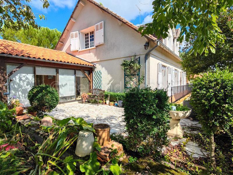 Maison - 203 m² - 11 pièces