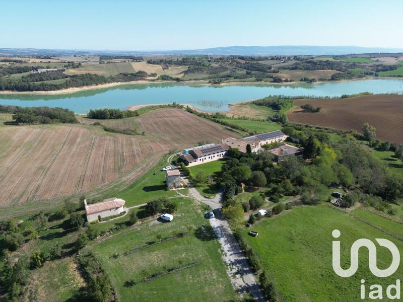 Maison - 1 828 m² - 50 pièces