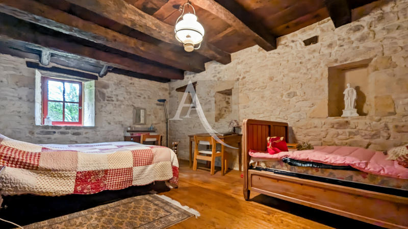 Maison - 260 m² - 10 pièces