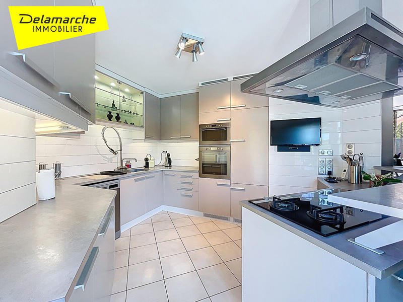 Maison - 241 m² - 10 pièces