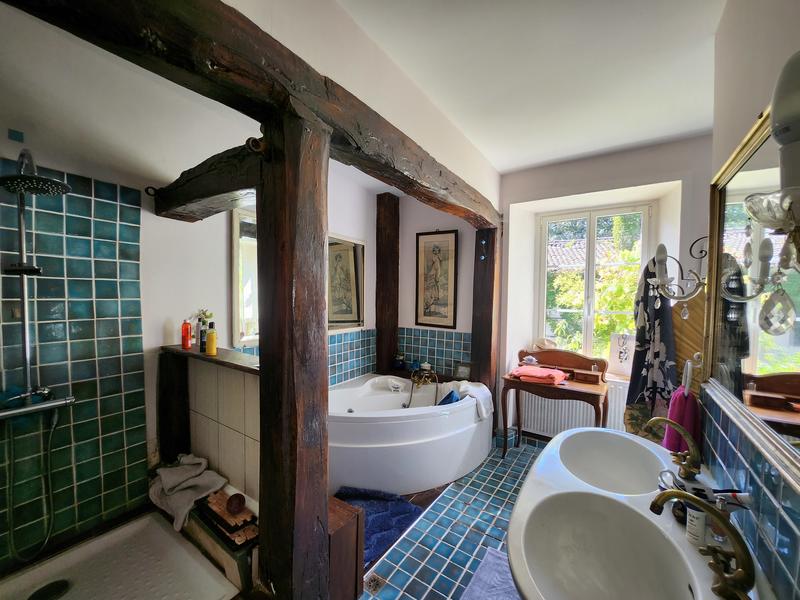 Propriété - 250 m² - 8 pièces