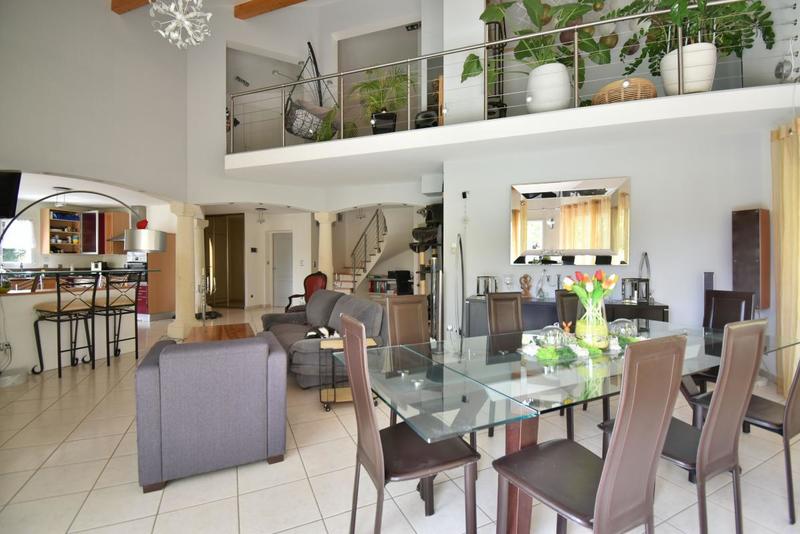 Villa - 240 m² - 6 pièces