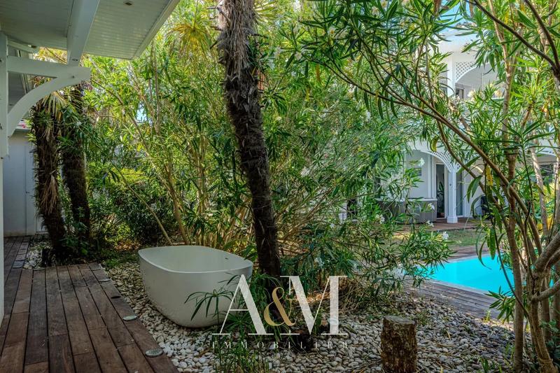 Maison - 350 m² - 10 pièces