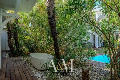 Maison - 350 m² - 10 pièces