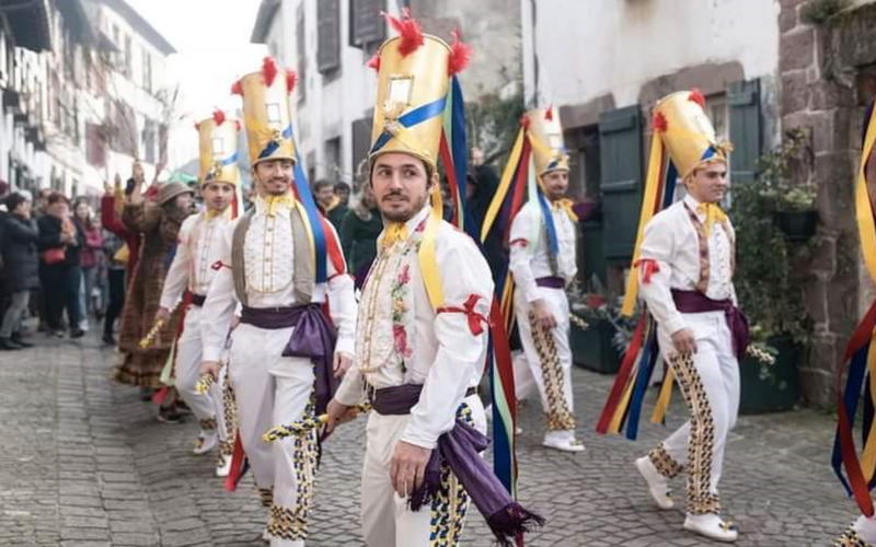 Libertimendua : carnaval basque : défilé et spectacle (théâtre, bertsu, musique, danse)