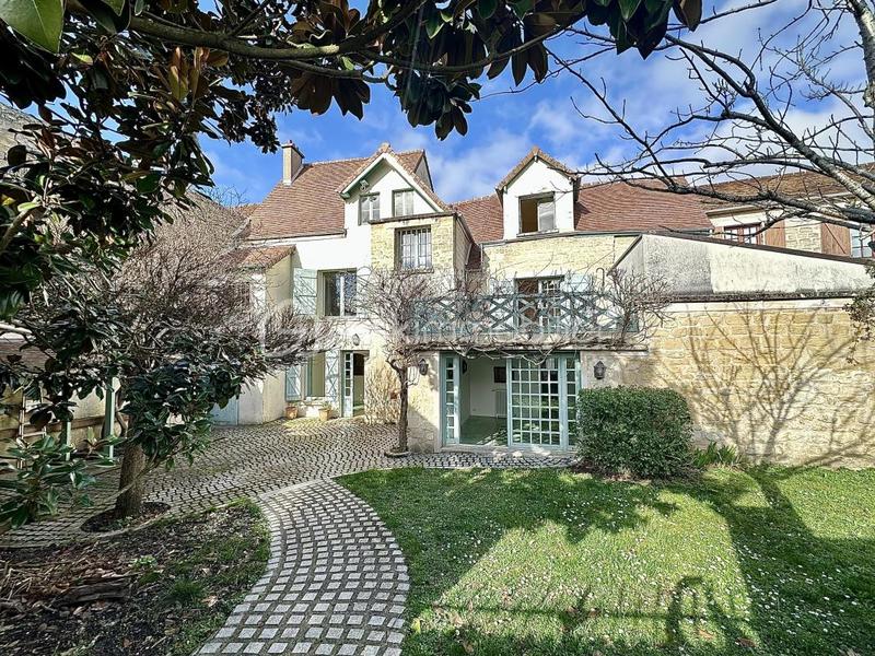 Maison - 241 m² - 10 pièces