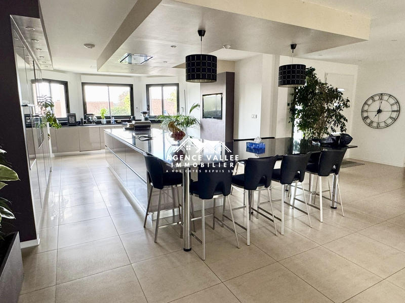 Maison - 280 m² - 8 pièces