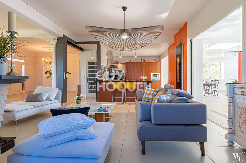 Maison - 550 m² - 9 pièces