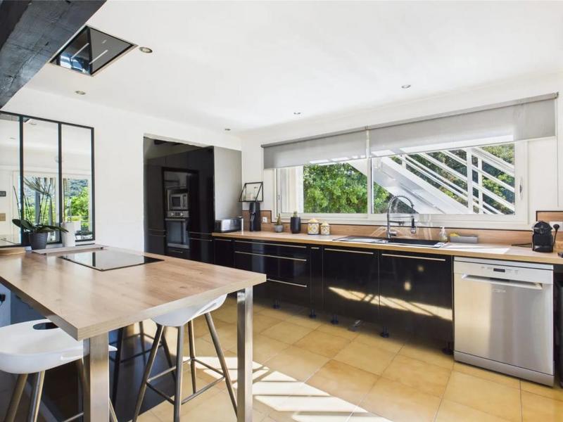 Propriété - 288 m² - 12 pièces