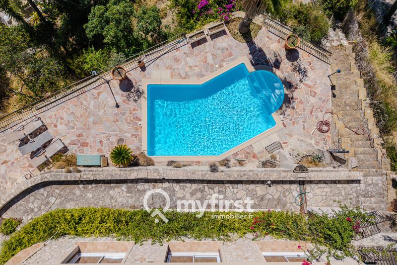 Maison - 270 m² - 8 pièces