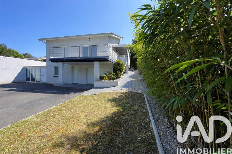 Maison - 212 m² - 7 pièces