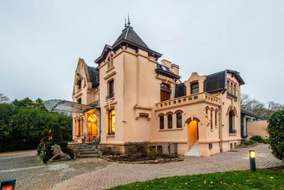 Maison - 696 m² - 21 pièces