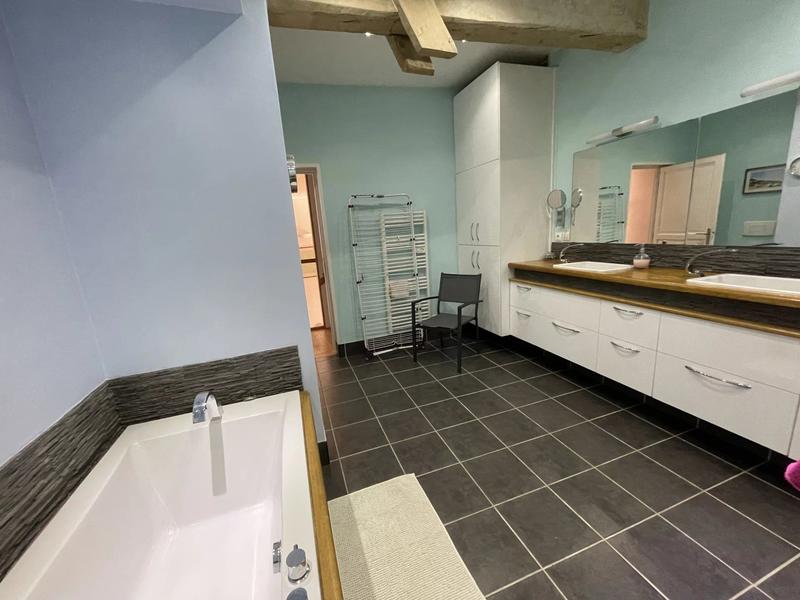 Maison - 201 m² - 9 pièces