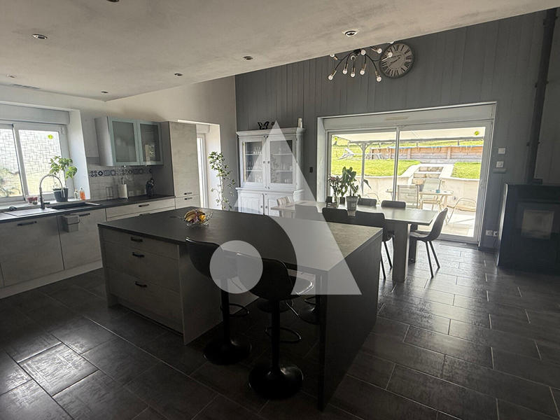 Maison - 260 m² - 6 pièces