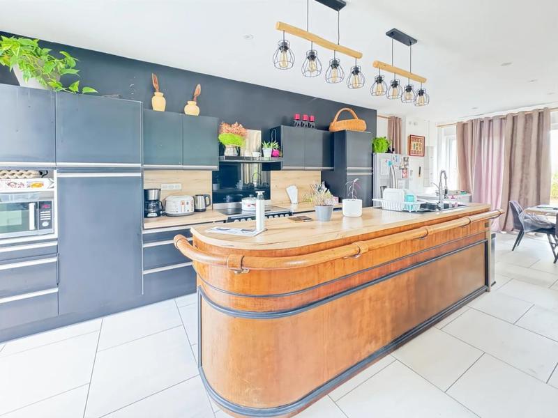 Maison - 235 m² - 10 pièces